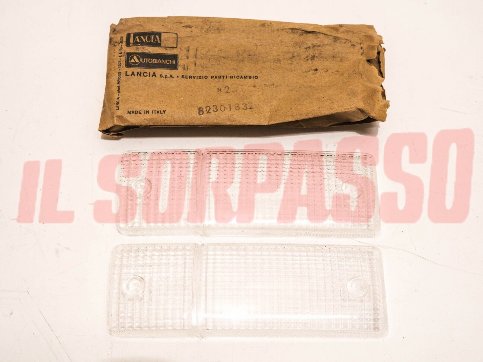 PLASTICHE BIANCHE FANALINI FRECCE ANTERIORI LANCIA BETA BERLINA ORIGINAL CARELLO