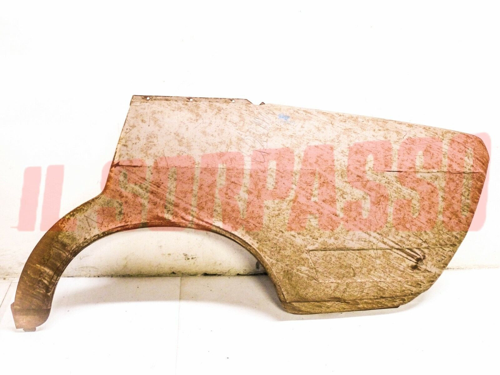 PARAFANGO FIANCO POSTERIORE SINISTRO FIAT 132 BERLINA ORIGINALE (FANALE PICCOLO)