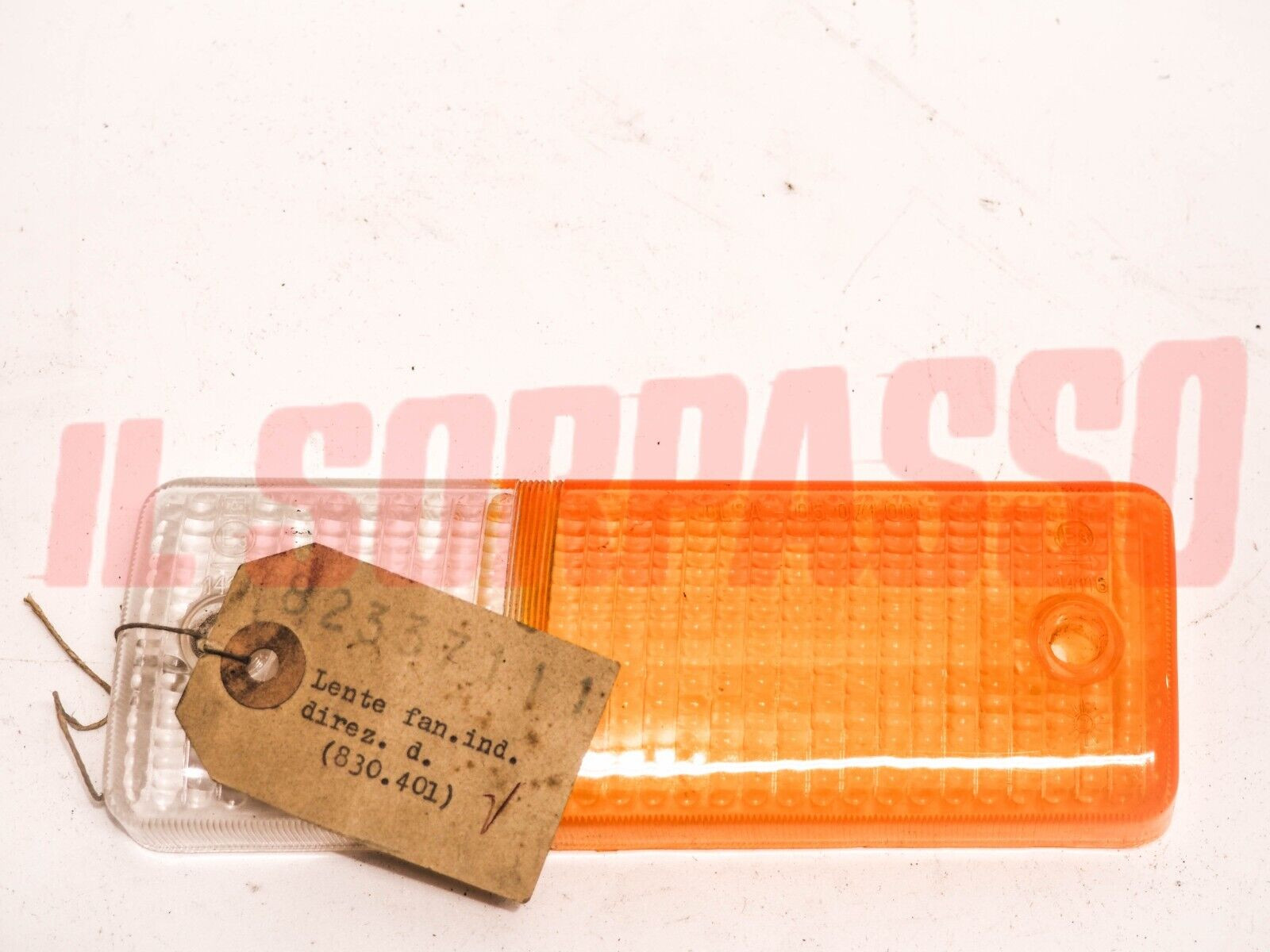 PLASTICA FANALINO ANTERIORE DESTRO FRECCIA SU PARAURTI LANCIA GAMMA BERLINA OLSA