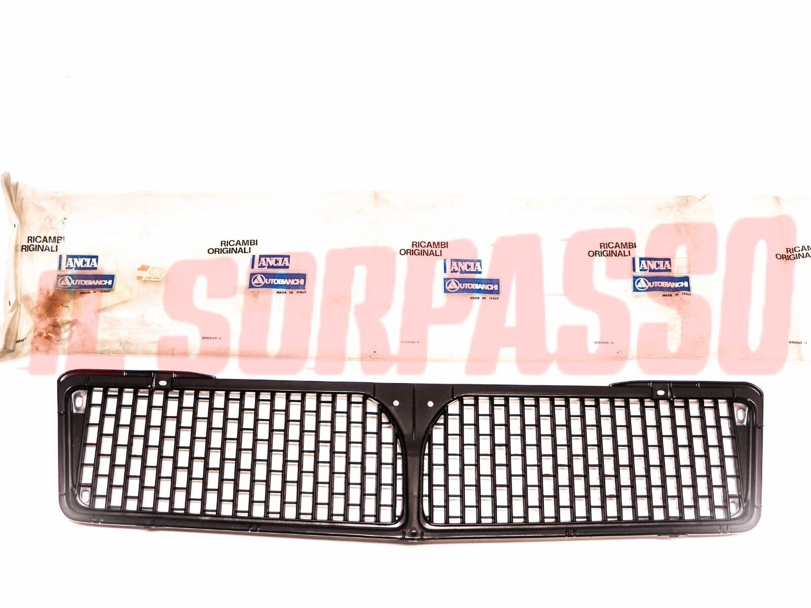 MASCHERINA CENTRALE GRIGLIA ANTERIORE LANCIA BETA RESTYLING TREVI 82373102