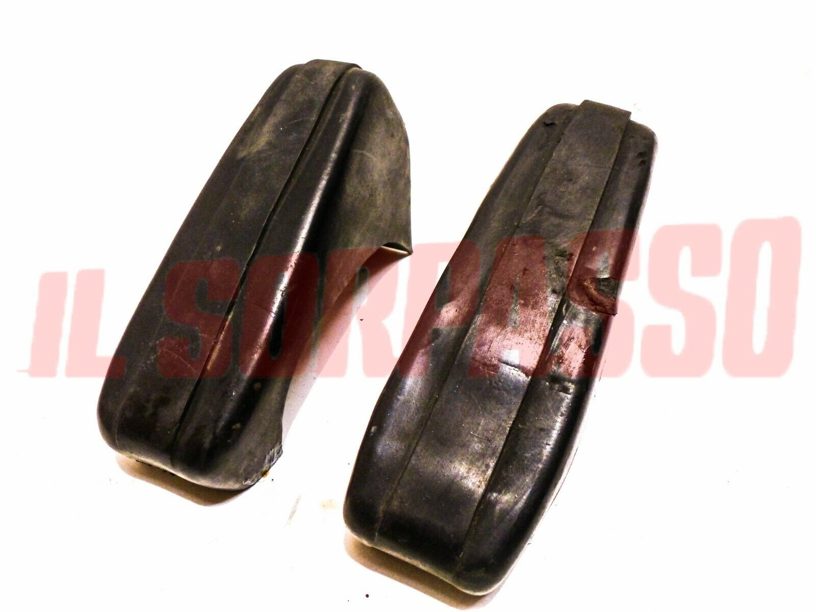 2 ROSTRI BORCHIE PARAURTI ANTERIORE - POSTERIORE RENAULT R4 IN GOMMA