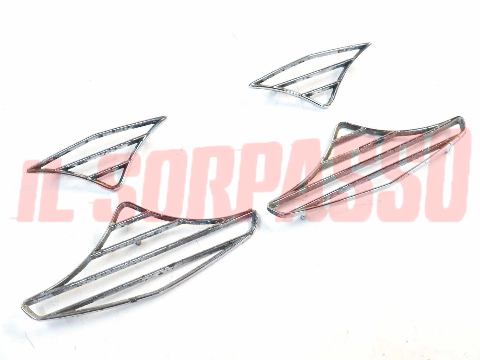 MOSTRINE FREGI TRA CERCHI FARO LANCIA FLAVIA BERLINA 1500 1800 ORIGINALI