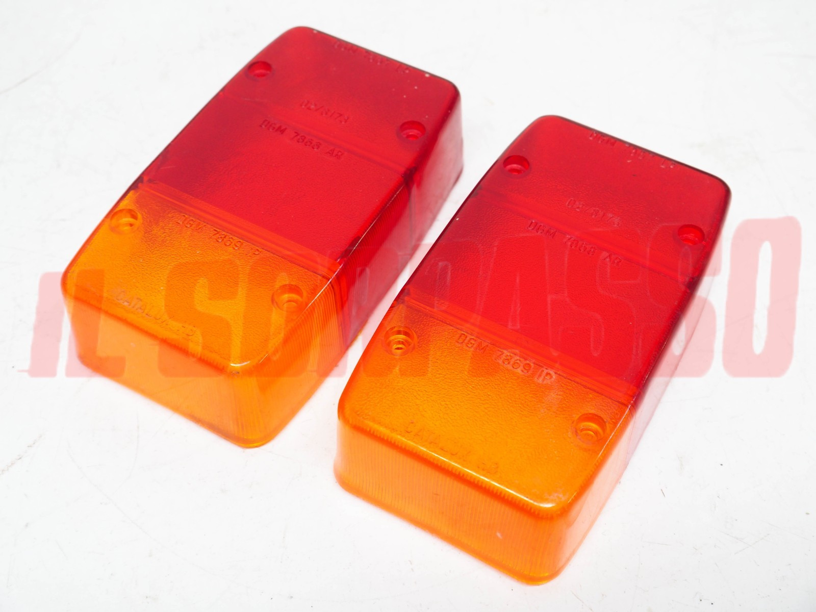 PLASTICHE FANALI FARI POSTERIORI APE CAR DAL 64 AL 67 CATALUX (UNA DIFETTATA)