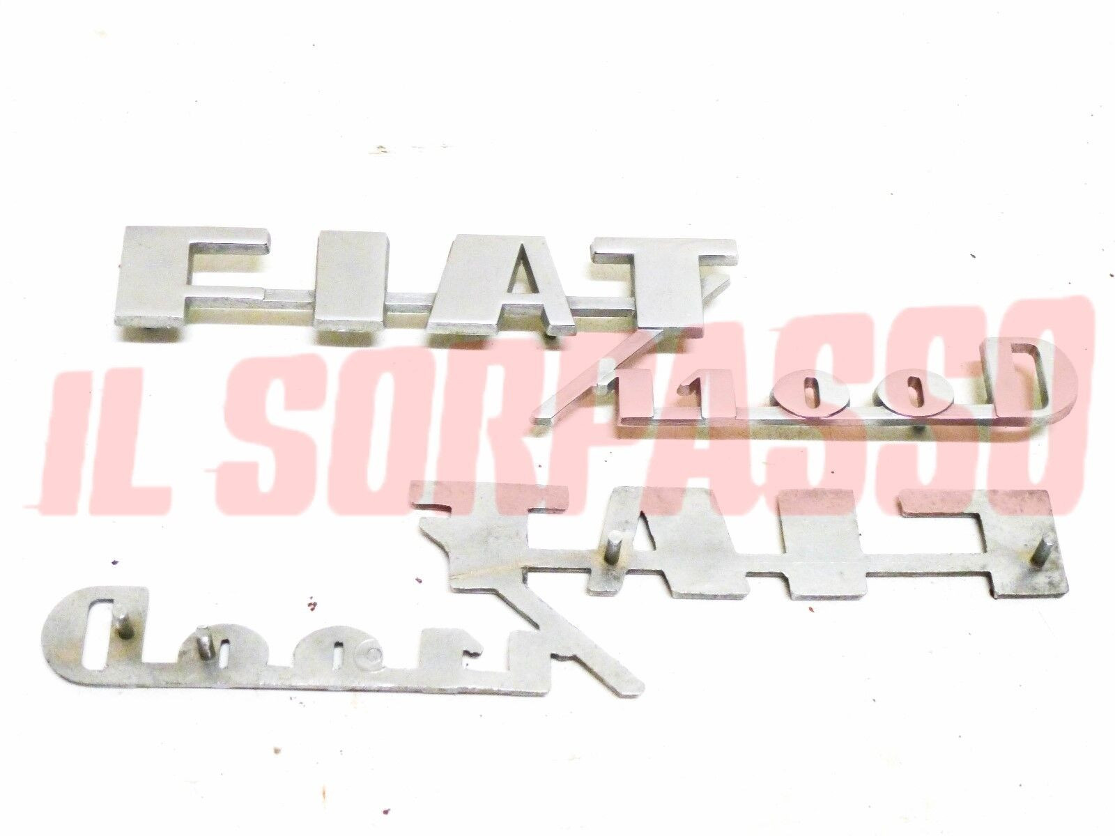 SCRITTA SIGLA COFANO POSTERIORE FIAT 1100 D FISSAGGIO 4 PERNI ORIGINALE